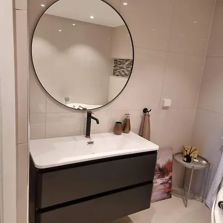 Cosy With Luxurious Bathroom