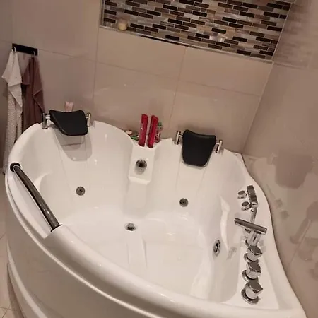 Rum i privatbostad Cosy With Luxurious Bathroom *