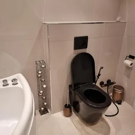 Cosy With Luxurious Bathroom